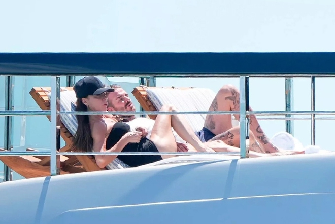 David Beckham's family warms up their relationship with a vacation on a 500 billion yacht, a spot on Victoria's feet attracts attention - Photo 5.