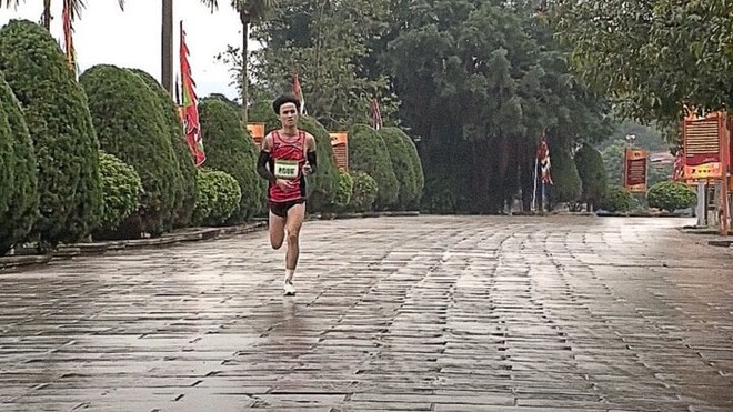Bị ch&oacute; đuổi, VĐV tuyển quốc gia về nhất ở giải chạy việt d&atilde; - Ảnh 1.
