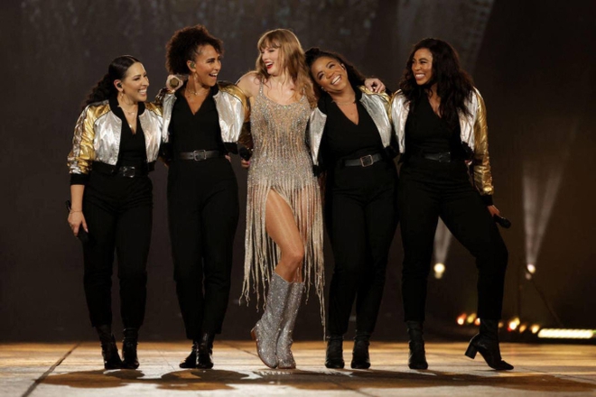 Mùng 1 “TET” với Taylor Swift tại Singapore: 4 ca khúc bất ngờ trình diễn khiến 60 nghìn fan thổn thức! - Ảnh 10.