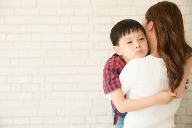 Nửa đ&ecirc;m, con trai &ocirc;m gối sang ph&ograve;ng hỏi một c&acirc;u m&agrave; vợ chồng t&ocirc;i rưng rưng nước mắt - Ảnh 1.