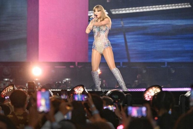 Khán giả bỏ 172 triệu đồng xem Taylor Swift: Hết tiền có thể kiếm lại, cơ hội gặp thần tượng thì chưa chắc - Ảnh 1.