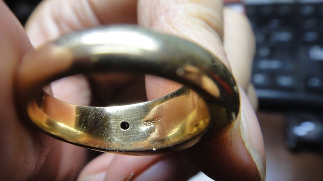 Mua lại chiếc nhẫn vàng của khách với giá hơn 27 triệu đồng, ông chủ tiệm kim hoàn phẫn uất khi phát hiện bên trong có chất lạ - Ảnh 4.