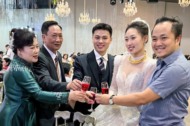 Bác sỹ Hà Nội bất ngờ được mời ăn cưới nữ bệnh nhân 6 năm trước - Ảnh 1.