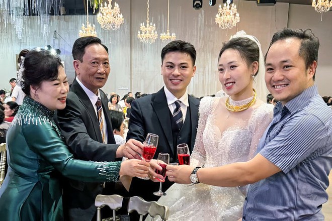 B&aacute;c sỹ H&agrave; Nội bất ngờ được mời ăn cưới nữ bệnh nh&acirc;n 6 năm trước - Ảnh 1.