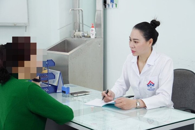 Người đàn ông 32 tuổi thấy khớp gối lạo xạo, đi khám tá hoả mắc bệnh người già - Ảnh 2.