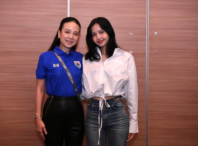 Khung hình quyền lực: Lisa (BlackPink) rạng rỡ bên Madam Pang, nhan sắc nữ Chủ tịch bóng đá Thái Lan ở tuổi 58 trẻ trung ngỡ ngàng - Ảnh 2.