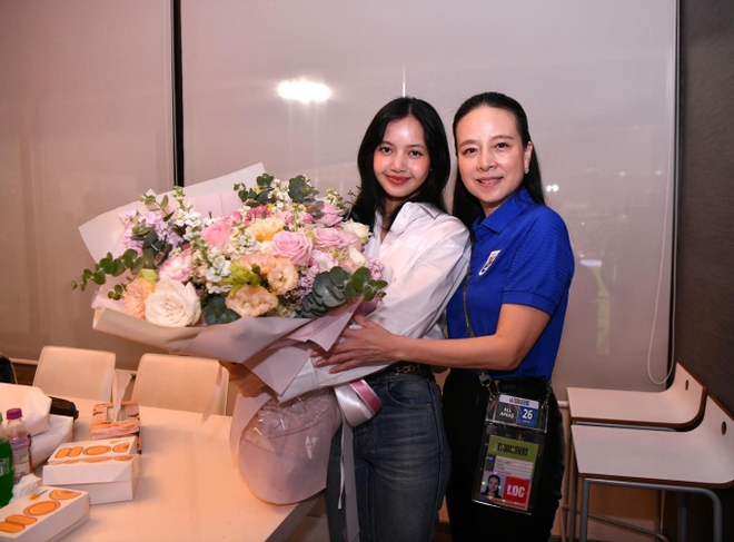 Khung hình quyền lực: Lisa (BlackPink) rạng rỡ bên Madam Pang, nhan sắc nữ Chủ tịch bóng đá Thái Lan ở tuổi 58 trẻ trung ngỡ ngàng - Ảnh 1.
