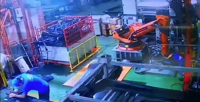 Robot tấn công tàn bạo khiến kỹ sư tại nhà máy Thái Lan tử vong, camera an ninh ghi lại toàn bộ diễn biến gây ám ảnh - Ảnh 1.
