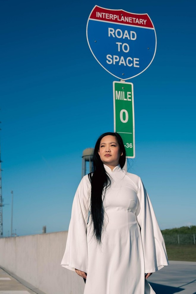 Amanda Nguyễn trở thành nữ phi hành gia gốc Việt đầu tiên bay vào không gian trên tàu Blue Origin, tự hào nói: Tôi là người Việt Nam - Ảnh 1.