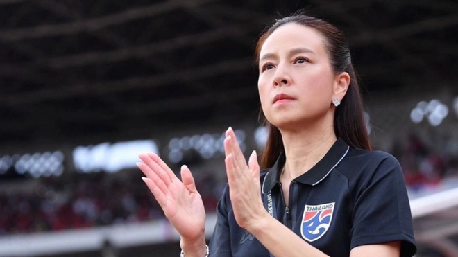 Khung hình quyền lực: Lisa (BlackPink) rạng rỡ bên Madam Pang, nhan sắc nữ Chủ tịch bóng đá Thái Lan ở tuổi 58 trẻ trung ngỡ ngàng - Ảnh 10.