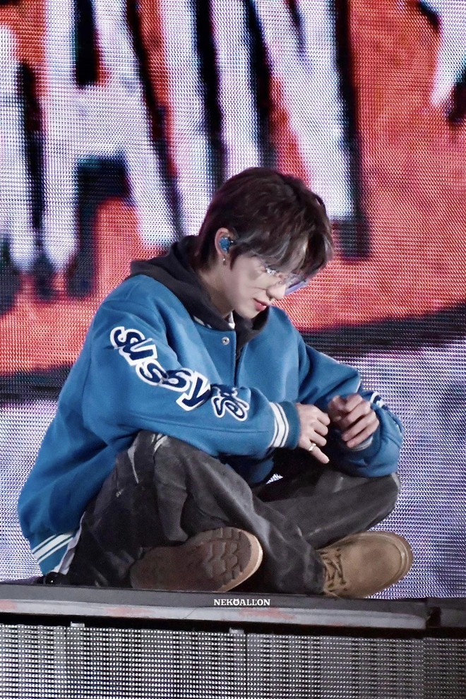 Nam idol bật khóc vì biểu diễn quá mệt, hình ảnh mất sức ngồi thụp trên sân khấu khiến fan xót xa - Ảnh 10.