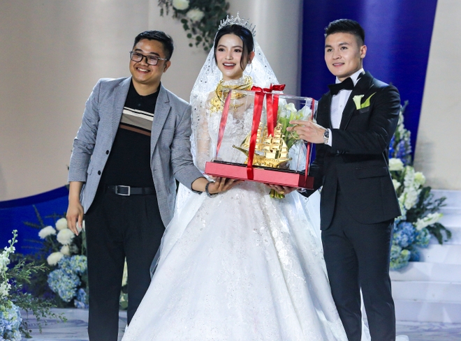 Không phải ruột thịt, Chu Thanh Huyền và Quang Hải vẫn được vợ chồng này trao sương sương 6 cây vàng trị giá nửa tỉ đồng ngày cưới - Ảnh 4.