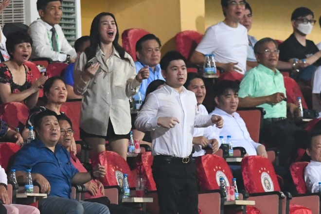 Hoa hậu Đỗ Mỹ Linh và chồng chủ tịch CLB Hà Nội ăn mừng hụt, nàng hậu biểu cảm cực dễ thương khi hiếm hoi xuất hiện ở SVĐ - Ảnh 2.