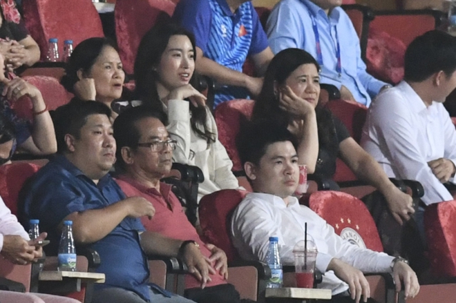 Hoa hậu Đỗ Mỹ Linh và chồng chủ tịch CLB Hà Nội ăn mừng hụt, nàng hậu biểu cảm cực dễ thương khi hiếm hoi xuất hiện ở SVĐ - Ảnh 1.