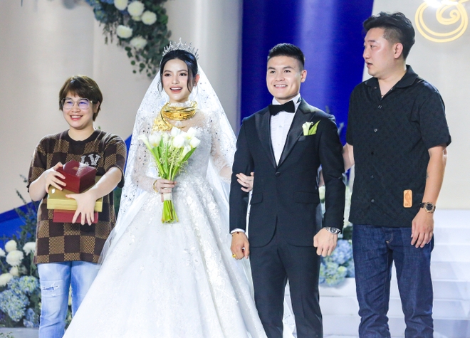Không phải ruột thịt, Chu Thanh Huyền và Quang Hải vẫn được vợ chồng này trao sương sương 6 cây vàng trị giá nửa tỉ đồng ngày cưới - Ảnh 3.
