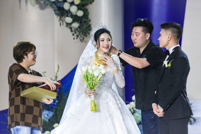 Không phải ruột thịt, Chu Thanh Huyền và Quang Hải vẫn được vợ chồng này trao sương sương 6 cây vàng trị giá nửa tỉ đồng ngày cưới - Ảnh 2.