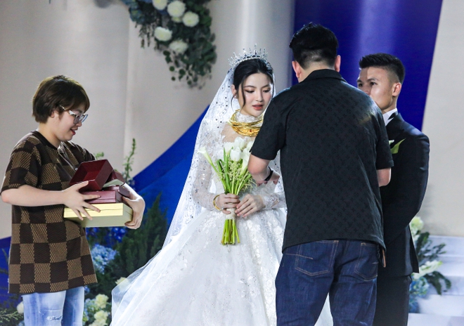 Không phải ruột thịt, Chu Thanh Huyền và Quang Hải vẫn được vợ chồng này trao sương sương 6 cây vàng trị giá nửa tỉ đồng ngày cưới - Ảnh 1.