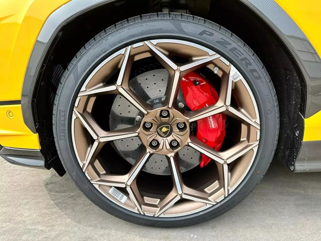 Đại gia Quốc Vũ l&ecirc;n tiếng: Mua xe Lamborghini Urus Performante đắt hơn 5 tỷ so với gi&aacute; ni&ecirc;m yết, c&oacute; g&igrave; kh&aacute;c biệt? - Ảnh 8.