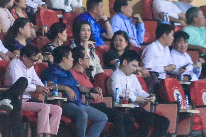 Hoa hậu Đỗ Mỹ Linh và chồng chủ tịch CLB Hà Nội ăn mừng hụt, nàng hậu biểu cảm cực dễ thương khi hiếm hoi xuất hiện ở SVĐ - Ảnh 7.