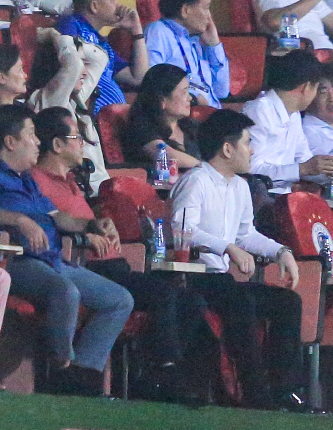 Hoa hậu Đỗ Mỹ Linh và chồng chủ tịch CLB Hà Nội ăn mừng hụt, nàng hậu biểu cảm cực dễ thương khi hiếm hoi xuất hiện ở SVĐ - Ảnh 5.