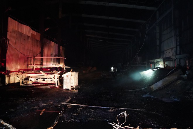 Cháy lớn tại khu công nghiệp, công nhân nháo nhào tháo chạy trong đêm - Ảnh 2.