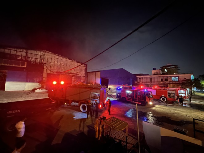Cháy lớn tại khu công nghiệp, công nhân nháo nhào tháo chạy trong đêm - Ảnh 1.