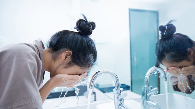 Rửa mặt một ngày bao nhiêu lần, dùng nước nóng hay nước lạnh mới đúng? Hóa ra nhiều người làm vẫn chưa đúng - Ảnh 1.