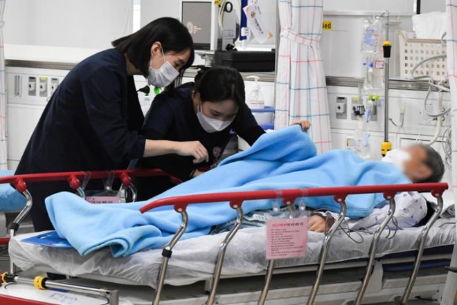 Khủng hoảng y tế Hàn Quốc: 30.000 bác sĩ và người thân xuống đường biểu tình, hơn 100 bệnh nhân phải cầu cứu bệnh viện quân đội - Ảnh 3.