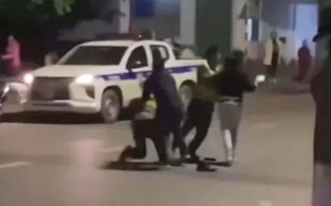 Bắc Ninh: Danh tính hai người đàn ông vi phạm nồng độ cồn, say xỉn, tấn công cảnh sát giao thông - Ảnh 1.