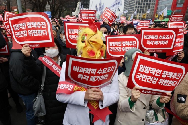 Khủng hoảng y tế Hàn Quốc: 30.000 bác sĩ và người thân xuống đường biểu tình, hơn 100 bệnh nhân phải cầu cứu bệnh viện quân đội - Ảnh 2.
