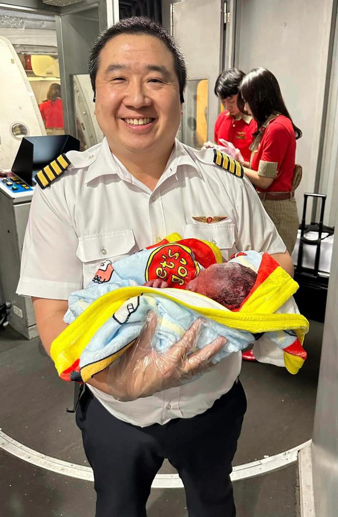 Thai phụ đột ngột chuyển dạ trên chuyến bay VietJet, phi hành đoàn thực hiện màn đỡ đẻ diệu kỳ khiến toàn bộ hành khách thán phục - Ảnh 2.