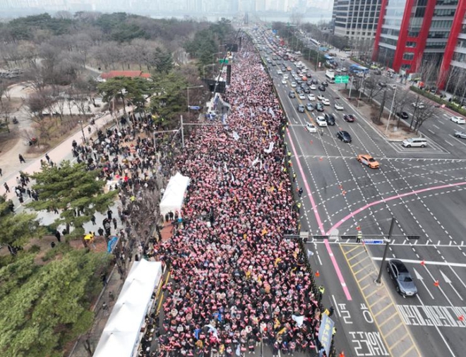 Khủng hoảng y tế Hàn Quốc: 30.000 bác sĩ và người thân xuống đường biểu tình, hơn 100 bệnh nhân phải cầu cứu bệnh viện quân đội - Ảnh 1.