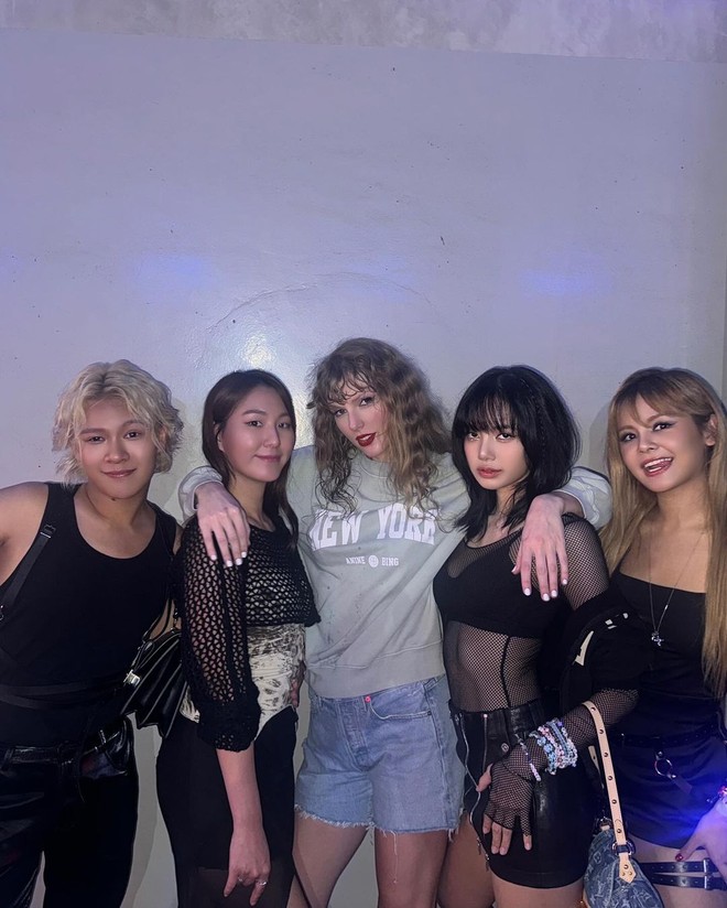 Lisa và đặc quyền tại The Eras Tour: Staff dẫn đến chụp ảnh cùng Taylor Swift, Rosé thì thế nào? - Ảnh 5.