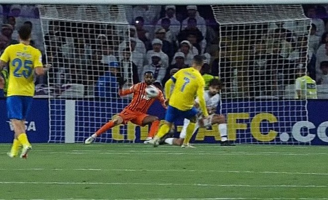 Ronaldo bỏ lỡ cơ hội kh&oacute; tin, Al Nassr nguy cơ bị loại khỏi AFC Champions League - Ảnh 1.
