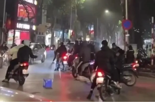 Vụ nhóm thanh niên dùng xẻng đánh gục người trên đường phố ở Hà Nội: Bắt giữ 18 đối tượng - Ảnh 2.