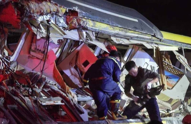 Hiện trường thảm khốc vụ tai nạn 10 người thương vong: Xuyên đêm cưa khung xe khách, giải cứu các nạn nhân mắc kẹt - Ảnh 6.