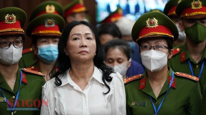 Lời nói đầu tiên của vợ chồng bà Trương Mỹ Lan trong phiên xét xử vụ án Vạn Thịnh Phát - Ảnh 8.