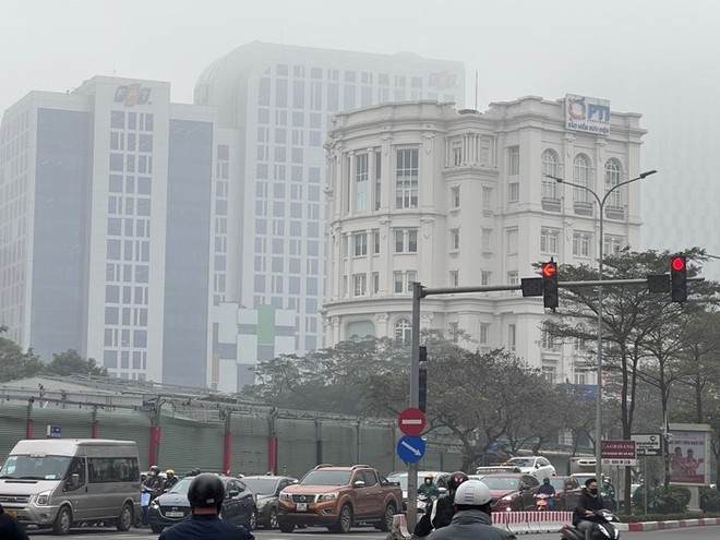 Hà Nội ô nhiễm không khí nhất thế giới sáng nay, cả thành phố chìm trong màn sương mù dày đặc - Ảnh 10.
