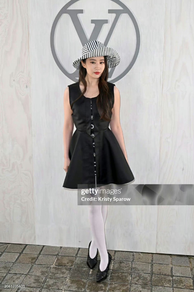 Lưu Diệc Phi mặc quê, kém sang hơn hẳn Lisa tại show Louis Vuitton, may nhờ có nhan sắc cứu vớt hình ảnh - Ảnh 11.