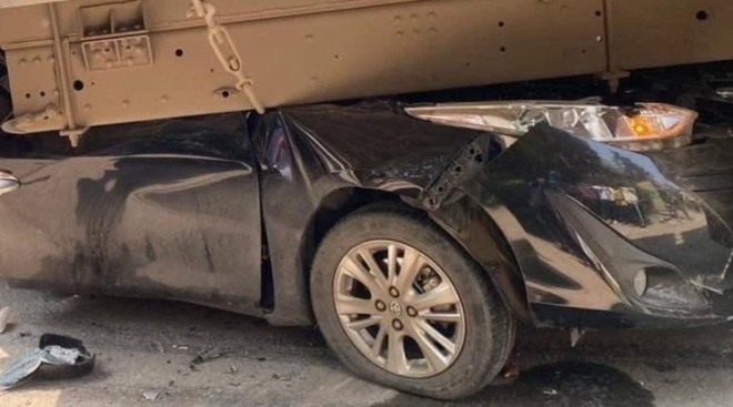 Clip: Khoảnh khắc kinh hoàng ô tô con chở thai phụ bị xe tải tông bẹp dúm, ép chặt dưới gầm xe phía trước - Ảnh 1.