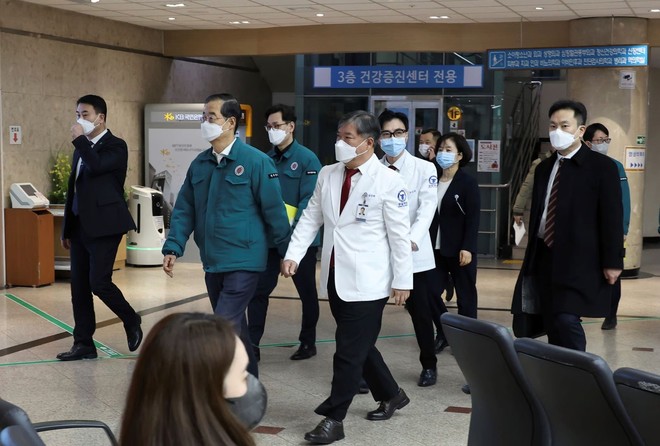 Vì sao 2.000 chỉ tiêu tuyển sinh có thể gây ra cuộc khủng hoảng ngành y rúng động cả Hàn Quốc: Khi lợi ích khiến gần 10.000 bác sĩ để bệnh nhân trở thành con tin - Ảnh 5.