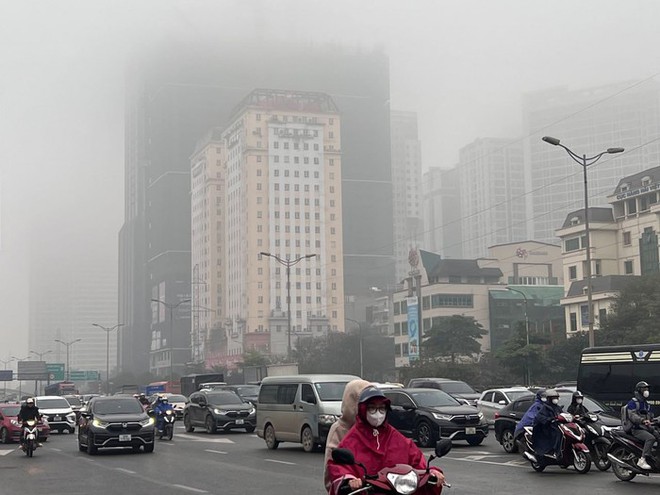 Hà Nội ô nhiễm không khí nhất thế giới sáng nay, cả thành phố chìm trong màn sương mù dày đặc - Ảnh 9.