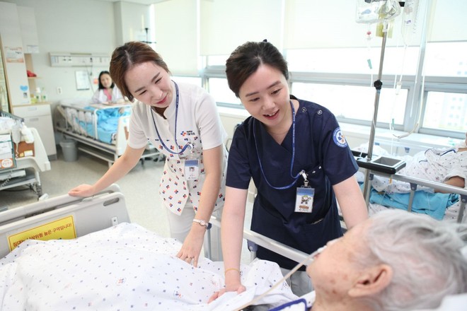 Vì sao 2.000 chỉ tiêu tuyển sinh có thể gây ra cuộc khủng hoảng ngành y rúng động cả Hàn Quốc: Khi lợi ích khiến gần 10.000 bác sĩ để bệnh nhân trở thành con tin - Ảnh 4.