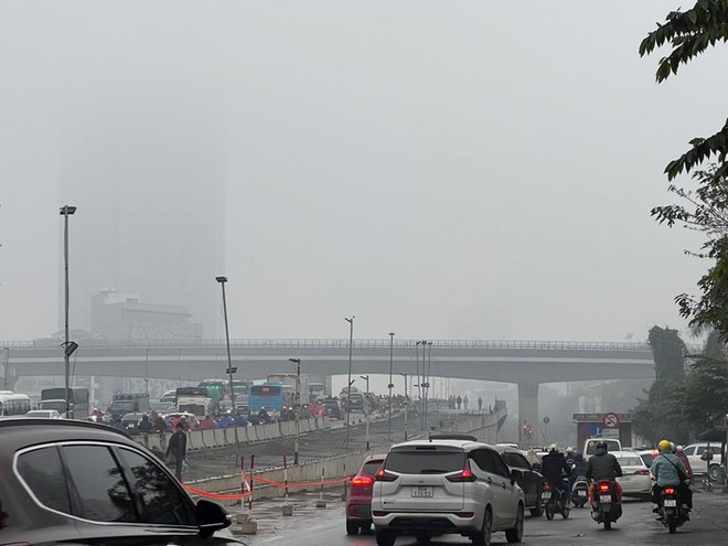 Hà Nội ô nhiễm không khí nhất thế giới sáng nay, cả thành phố chìm trong màn sương mù dày đặc - Ảnh 8.