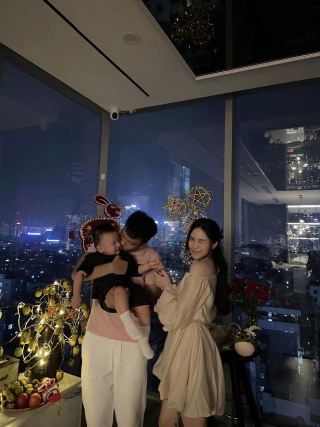 Vợ hotgirl của Thành Chung hé lộ bản thiết kế sau hai năm ở căn hộ cao cấp: Phòng khách tường kính cực xịn xò, view ngắm trọn Hà Nội - Ảnh 5.