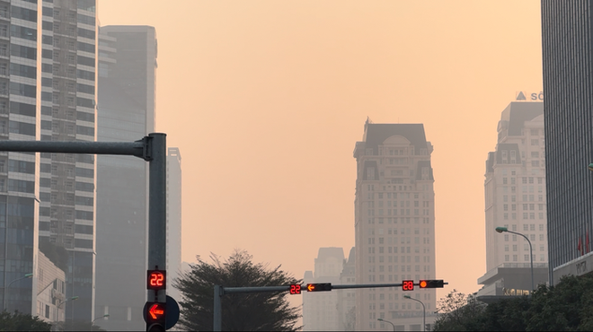 Hà Nội ô nhiễm không khí nhất thế giới sáng nay, cả thành phố chìm trong màn sương mù dày đặc - Ảnh 6.