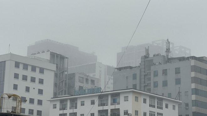 Hà Nội ô nhiễm không khí nhất thế giới sáng nay, cả thành phố chìm trong màn sương mù dày đặc - Ảnh 3.