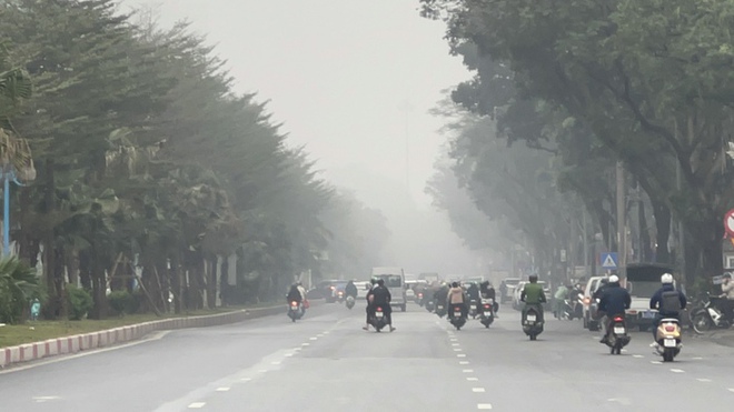 Hà Nội ô nhiễm không khí nhất thế giới sáng nay, cả thành phố chìm trong màn sương mù dày đặc - Ảnh 2.