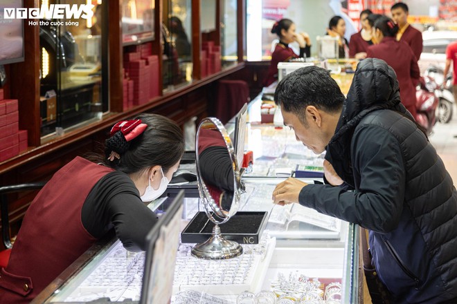 Trang sức bằng v&agrave;ng giảm gi&aacute; gần 40% nh&acirc;n ng&agrave;y 8/3, h&uacute;t kh&aacute;ch nh&agrave; gi&agrave;u - Ảnh 18.