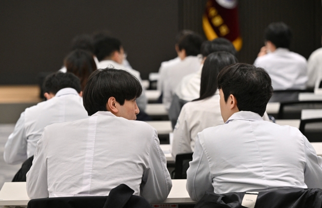 Khủng hoảng y tế tại Hàn Quốc: Kế hoạch tăng tuyển sinh không thay đổi, người người nhà nhà đổ xô đến học viện ôn thi vào trường y - Ảnh 4.
